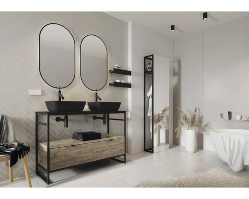 Svetlá kúpeľňa s dvojitým umývadlom, oválnymi zrkadlami a vaňou.