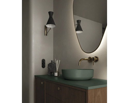 Kúpeľňa s umývadlom, zrkadlom, nástennou lampou a drevenou spodnou skrinkou