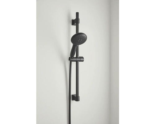 Čierna sprchová súprava s ručnou sprchou a tyčou na montáž na stenu.