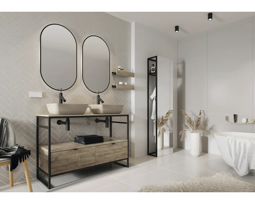 Kúpeľňa s dvojitým umývadlom, dvoma zrkadlami a vaňou