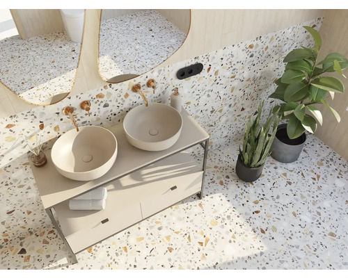 Kúpeľňa s dvojitým umývadlom, zrkadlami a rastlinami