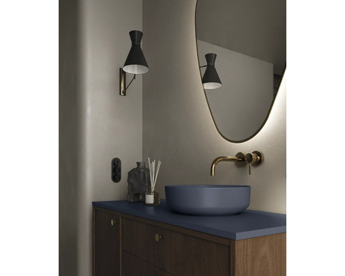 Kúpeľňová skrinka s umývadlom na dosku, nástenná batéria, zrkadlo a nástenné svietidlo