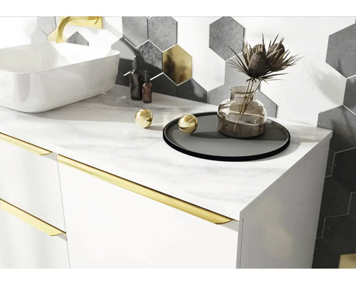 Kúpeľňová skrinka s umývadlom, batériou, dekoratívnymi prvkami a šesťhrannými obkladačkami