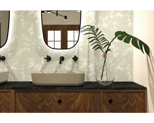 Kúpeľňa s umývadlom, zrkadlom a dekoráciou