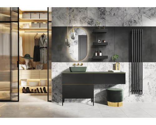 Kúpeľňa s umývadlom, zrkadlom, policou a šatníkom