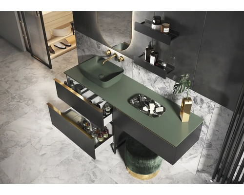 Moderná kúpeľňa s umývadlom, otvoreným zásuvkovým prvkom a stoličkou