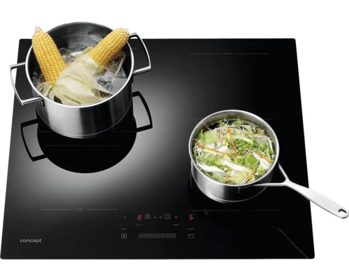 Čierna varná doska s dvoma hrncami na varenie kukuričných klasov a zeleniny.