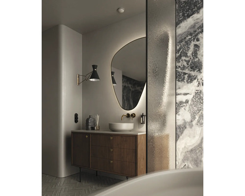 Svetlá kúpeľňa s umývadlovou skrinkou, zrkadlom s osvetlením, nástennou lampou a sprchou