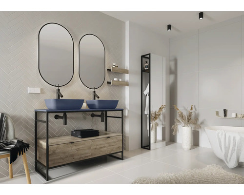 Moderná kúpeľňa s dvojitým umývadlom, zrkadlami, vaňou a policami.