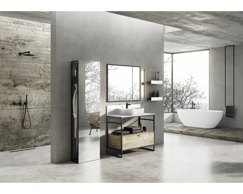 Moderná kúpeľňa s umývadlovou skrinkou, zrkadlom, vaňou a sprchou.