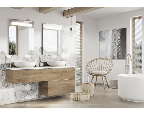 Svetlá kúpeľňa s dvojitým umývadlom, zrkadlami, vaňou a stoličkou