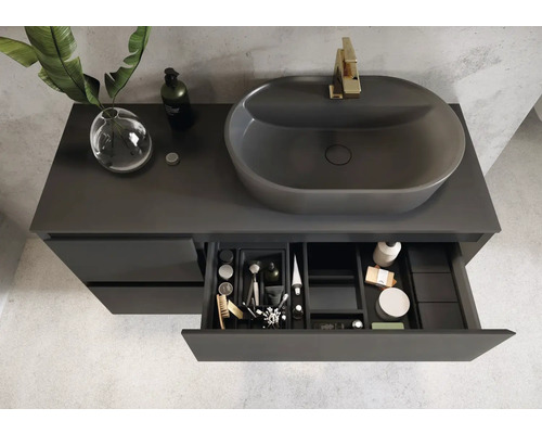 Kúpeľňa s umývadlom, umývadlovou misou a otvorenou zásuvkou na uloženie kúpeľňových potrieb