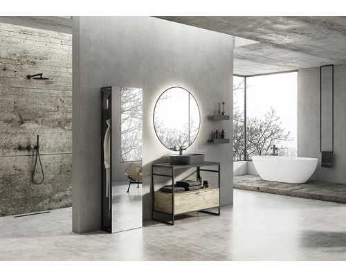 Kúpeľňa so sprchou, umývadlom so zrkadlom a vaňou vo svetlom, modernom dizajne