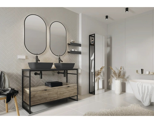 Kúpeľňa s umývadlom, dvoma zrkadlami, vaňou a regálom