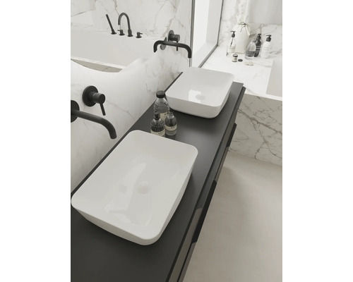 Kúpeľňa s dvoma umývadlami na doske