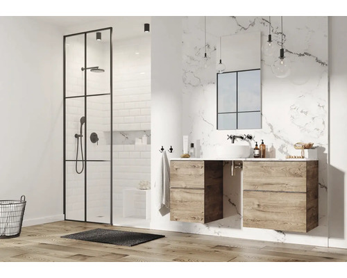 Moderná kúpeľňa so sprchou, umývadlom a zrkadlom pred mramorovou stenou