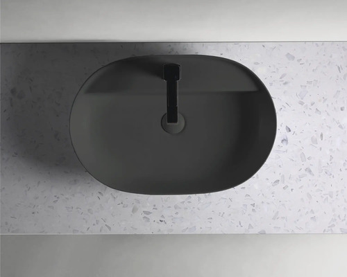 Pohľad zhora na umývadlo s batériou na doske umývadla