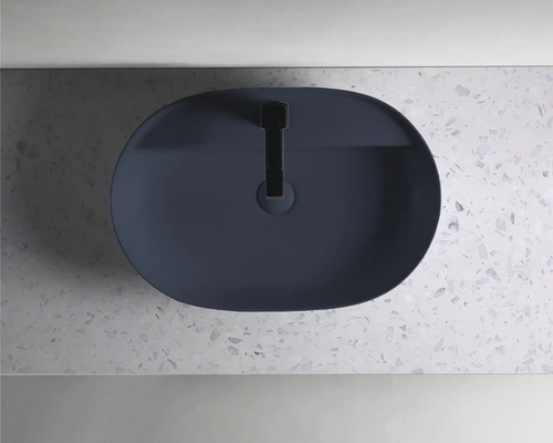 Oválne umývadlo s batériou na doske