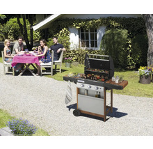 Scéna s plynovým grilom na záhrade a skupinou ľudí pri stole