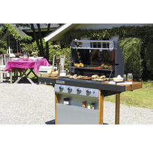 Vonkajšia grilovacia scéna s grilom, jedlom a záhradným stolom