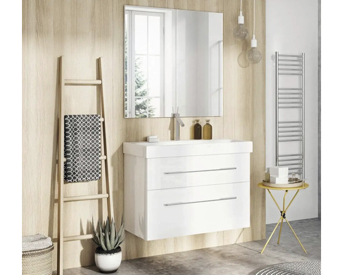 Kúpeľňa s umývadlovou skrinkou, zrkadlom, držiakom na uteráky a dekoráciami