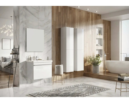 Svetlá kúpeľňa s umývadlom, zrkadlom, vaňou a dreveným obkladom