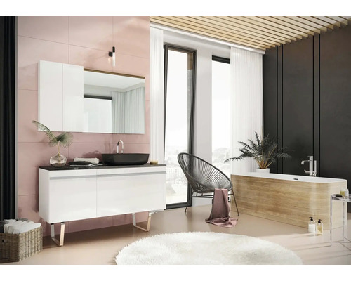 Svetlá kúpeľňa s umývadlom, zrkadlom, vaňou a stoličkou