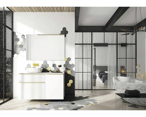 Svetlá kúpeľňa s umývadlom, zrkadlom, šesťuholníkovými dlaždicami a výhľadom na spálňu cez sklenené dvere