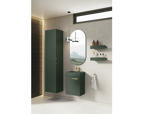 Moderná kúpeľňa s umývadlovou skrinkou, zrkadlovou skrinkou, zrkadlom a policami