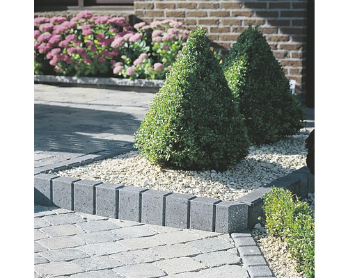 Záhradná úprava s dlažobnými kockami, obrubníkmi a okrasným štrkom