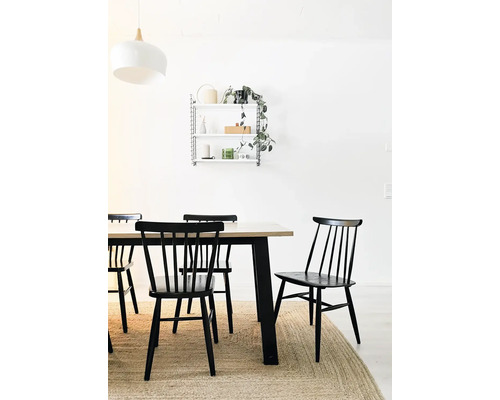 Jedáleň s jedálenským stolom, stoličkami a nástennou policou