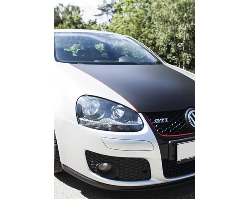 Pohľad spredu na Volkswagen GTI s upravenou kapotou