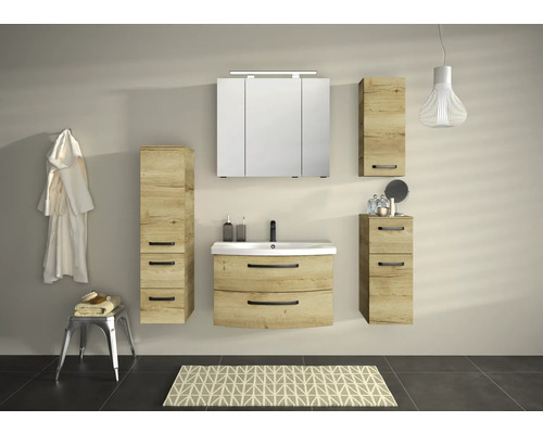 Kúpeľňa s umývadlom, zrkadlovou skrinkou a vysokými skrinkami vo vzhľade dreva