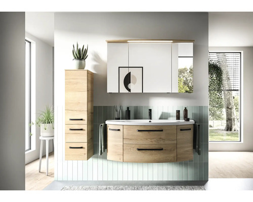 Moderná kúpeľňa s umývadlovou skrinkou, zrkadlovou skrinkou a vysokou skrinkou