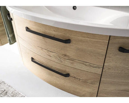 Skrinka pod umývadlo so vzhľadom dreva a čiernymi úchytmi