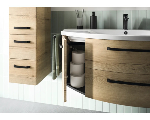 Kúpeľňa s umývadlovou skrinkou a vysokou skriňou vo vzhľade dreva, s otvorenou skrinkou a rolkami toaletného papiera