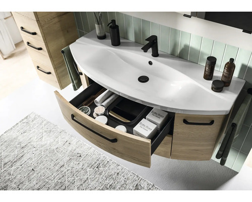 Kúpeľňová umývadlová skrinka s otvorenou zásuvkou a rôznymi kúpeľňovými doplnkami