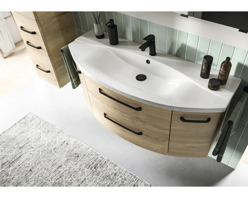 Umývadlo so skrinkou, batériou a doplnkami v kúpeľni