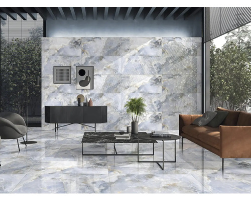 Obývacia izba s obkladmi stien a podláh v mramorovom vzhľade, doplnená nábytkom a dekoráciami.