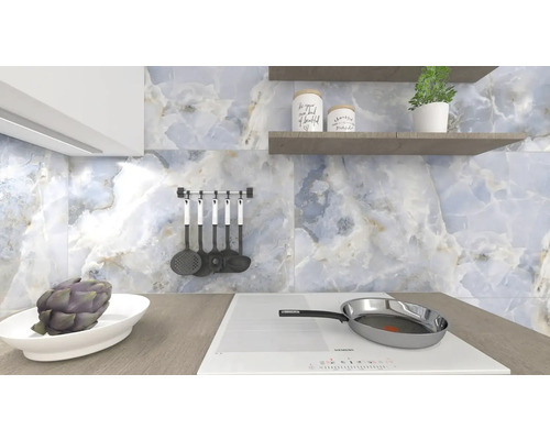 Kuchynská scéna s kuchynským náčiním, sporákom a dekoráciou