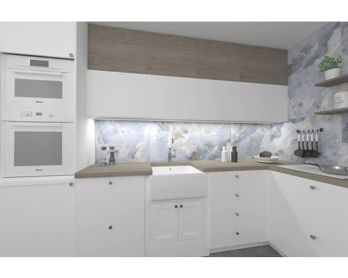 Svetlá kuchyňa so zabudovanými rúrami značky Miele, drezom a kuchynskými potrebami.