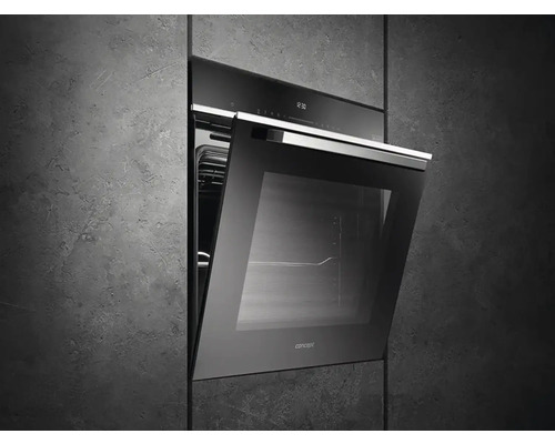 Vstavaná rúra s otvorenými dverami v kuchynskej linke