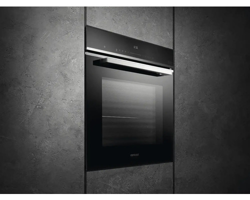 Vstavaná rúra s priehľadnými dverami v modernej kuchyni