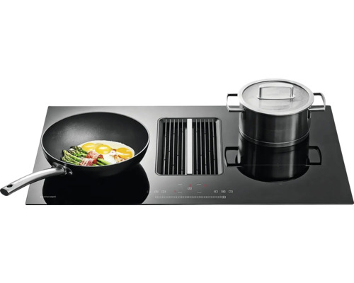 Čierna varná doska s odsávačom pár, panvica wok so špargľou, slaninou a volskými okami, hrniec s pokrievkou