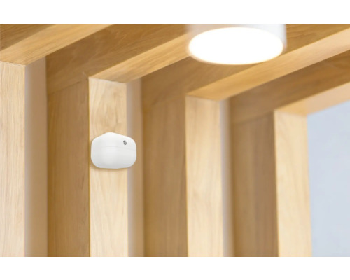 Biely hlásič dymu na drevenom strope