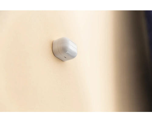 Senzor pohybu namontovaný na stene