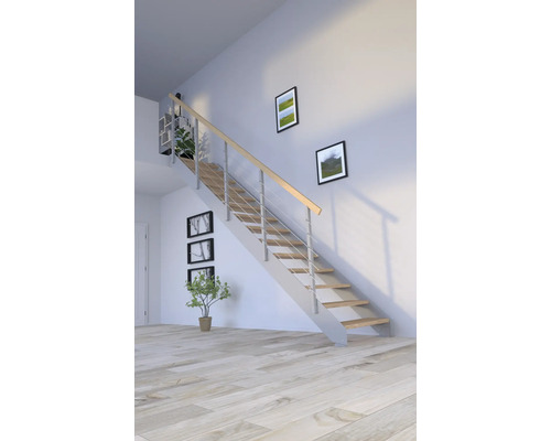 Interiér so schodiskom s kovovým zábradlím a drevenými schodmi