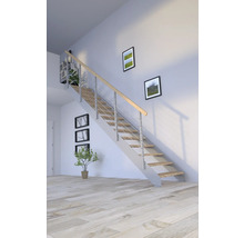 Schodisko s drevenými schodmi a nerezovým zábradlím vo svetlej miestnosti s drevenou podlahou