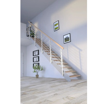 Schodisko s drevenými schodmi a nerezovým zábradlím vo svetlej miestnosti