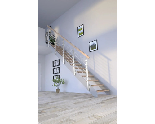 Schodisko s drevenými schodmi a nerezovým zábradlím vo svetlej miestnosti